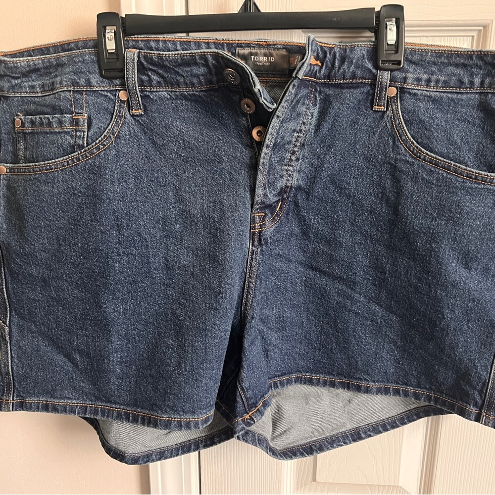 Torrid HIGH RISE Button Fly Star appliqués on the back- NWT Size 20
